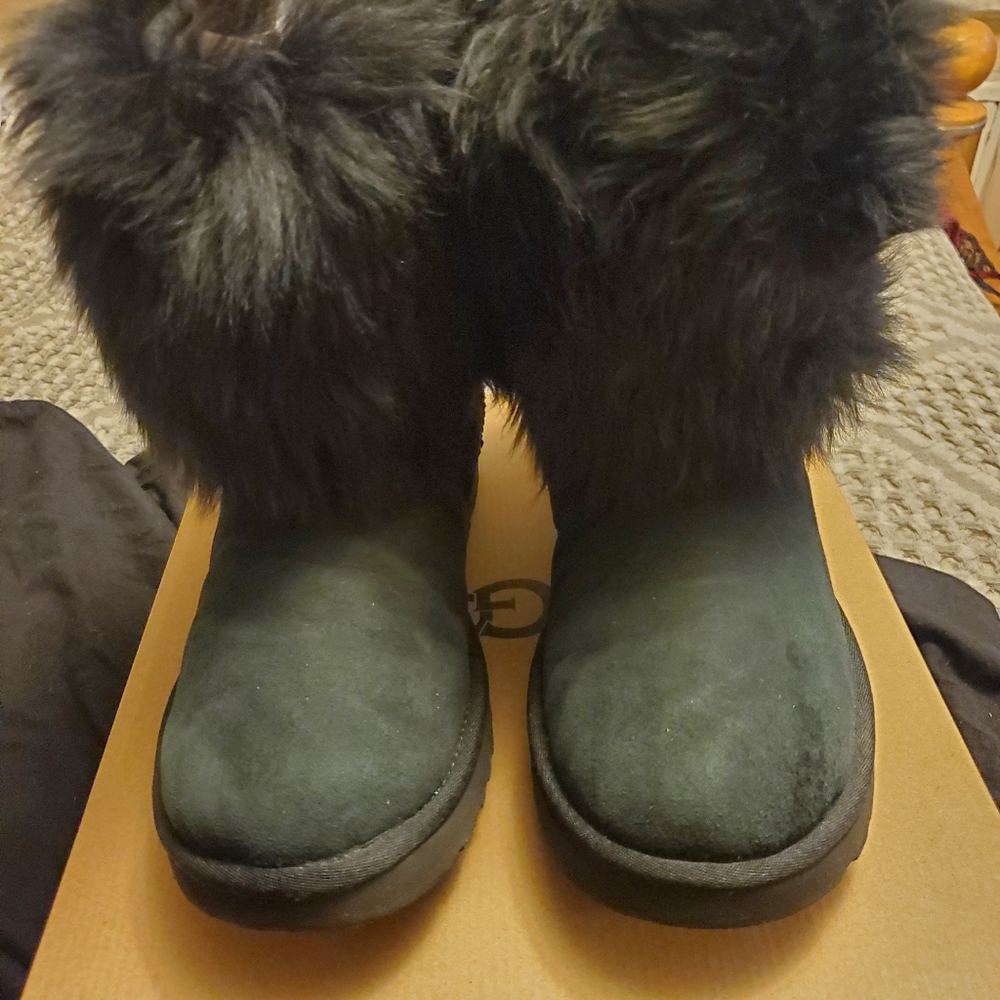 UGG Short Sheepskin Cuffs, Black, Size 11 US